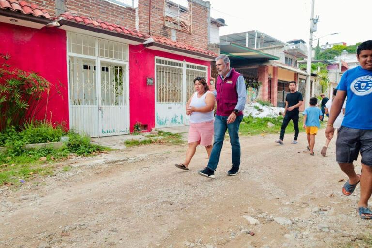 Mantiene Ángel Torres cercanía con la gente en recorridos por colonias