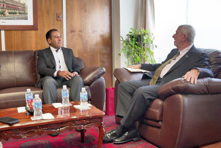 Eduardo Ramírez sostiene diálogo con embajador de Cuba en México