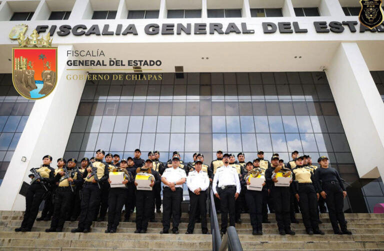 FGE realiza dotación de uniformes a elementos de la Policía de Investigación