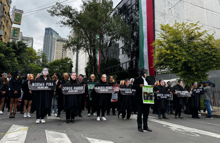Jóvenes montan performance a favor de la reforma en el Senado