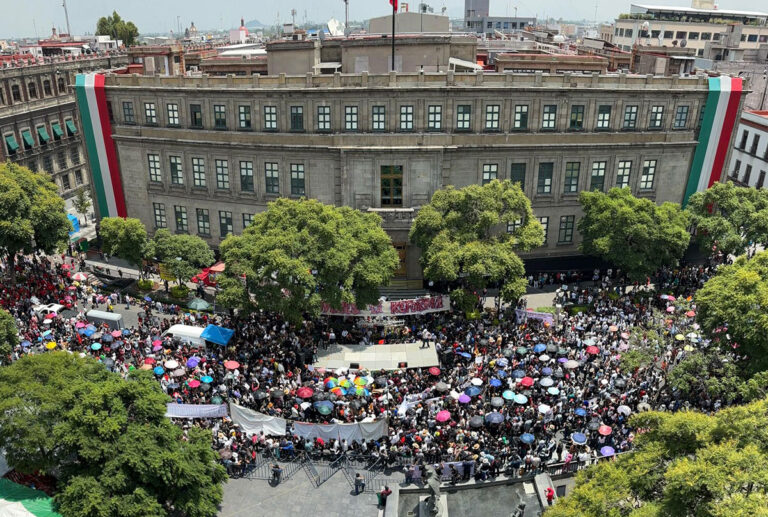Abarrotan Corte jóvenes a favor de la Reforma