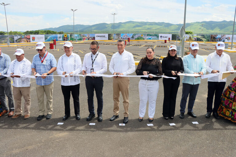 Inaugura Rutilio Escandón ampliación del estacionamiento público del Aeropuerto Internacional ‘Ángel Albino Corzo’