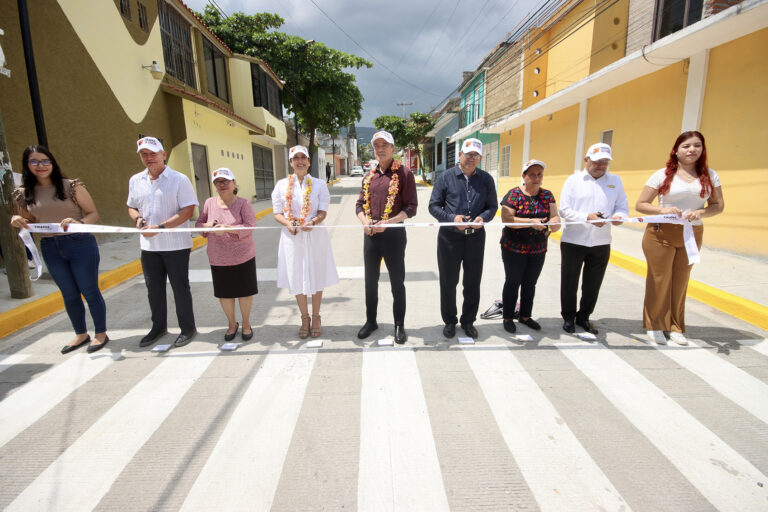 Inaugura Rutilio Escandón pavimentación de calles de la colonia Albania Baja