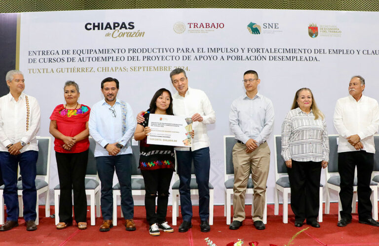 Rutilio Escandón entrega equipamiento productivo para el empleo y clausura cursos de capacitación en autoempleo