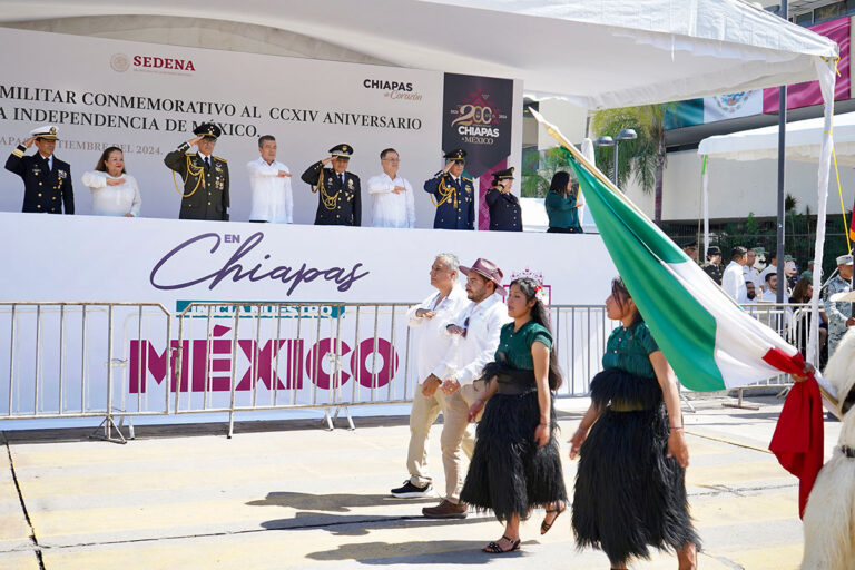 Presencia Rutilio Escandón el Desfile Cívico-Militar por el 214 Aniversario del Inicio de la Independencia de México