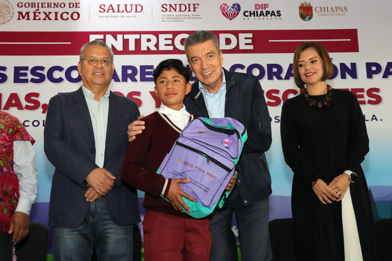 Encabeza Rutilio Escandón entrega de apoyos escolares a estudiantes de la Región Altos Tsotsil Tseltal