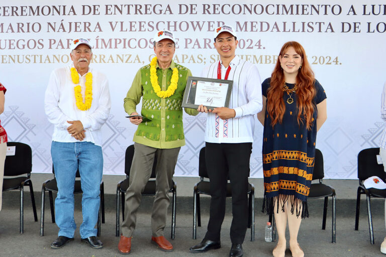 Rutilio Escandón devela placa en honor al medallista Luis Mario Nájera