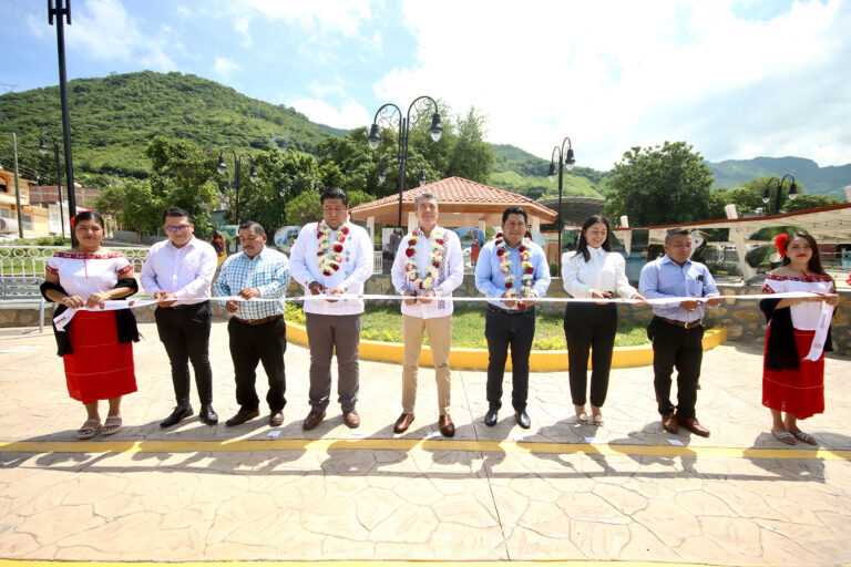 Inaugura Rutilio Escandón la reconstrucción y modernización del parque público de Osumacinta