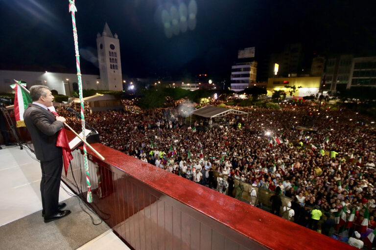 Rutilio Escandón conmemora el 214 Aniversario del Grito de Independencia acompañado de las familias chiapanecas