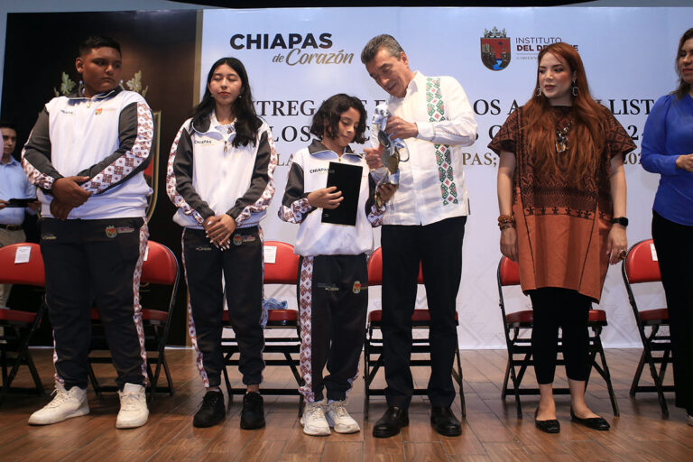 Rutilio Escandón entrega más de 1.6 mdp en estímulos a medallistas de los Nacionales Conade
