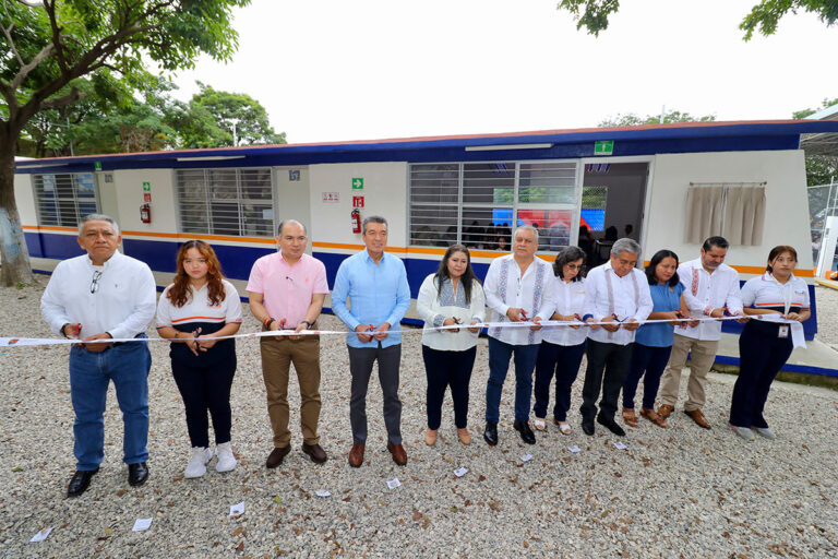 REC cumple a comunidad de la Preparatoria No. 6 del Estado con modernización de infraestructura
