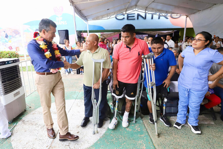 Rutilio Escandón encabeza entrega de prótesis, órtesis y lentes de vista cansada