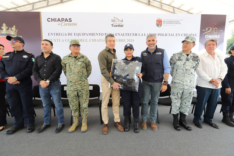 Rutilio Escandón entrega patrullas, uniformes y equipo a la Policía Municipal de Tuxtla Gutiérrez