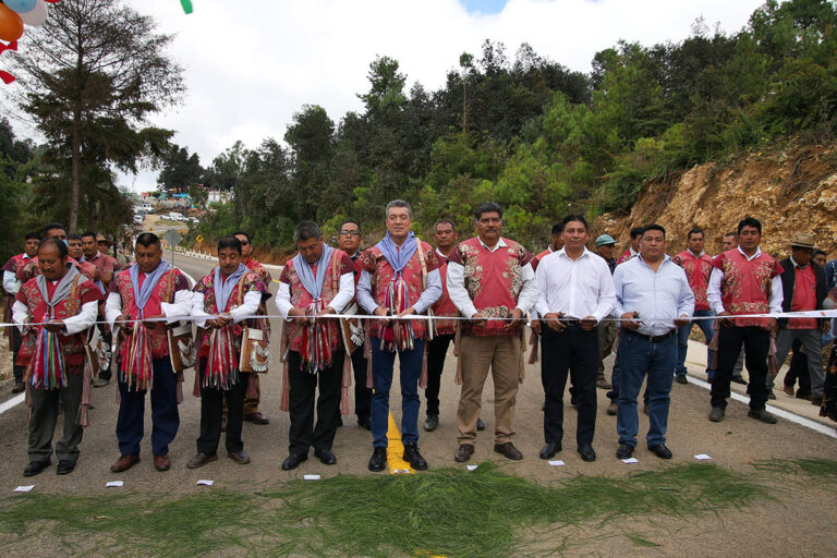 En Zinacantán, Rutilio Escandón inaugura construcción del camino Pasté-Elambó