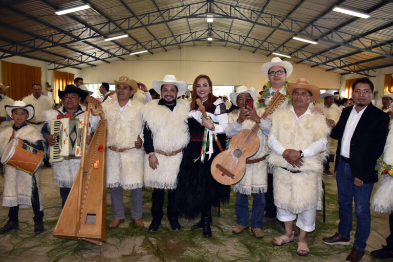 Entregan bastón de mando a Fabiola Ricci en la Comunidad Corazón de María