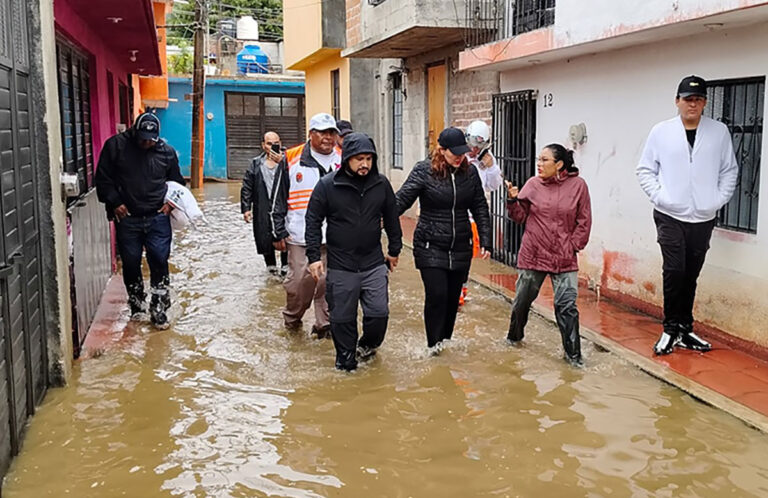 Recorre la presidenta Fabiola Ricci colonias inundadas en San Cristóbal