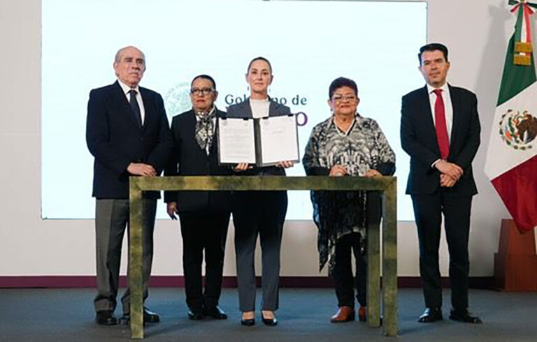 Claudia Sheinbaum firma acuerdo que reconoce como crimen de lesa humanidad la matanza estudiantil del 2 de octubre