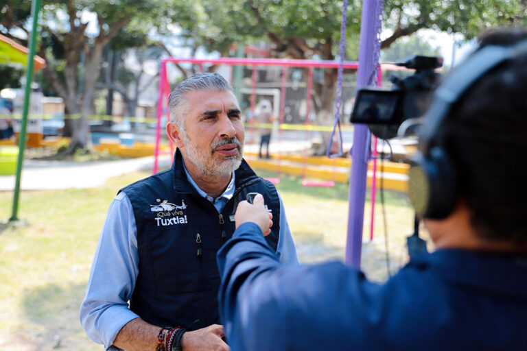 Supervisa Ángel Torres rehabilitación del parque de la Colonia Caminera