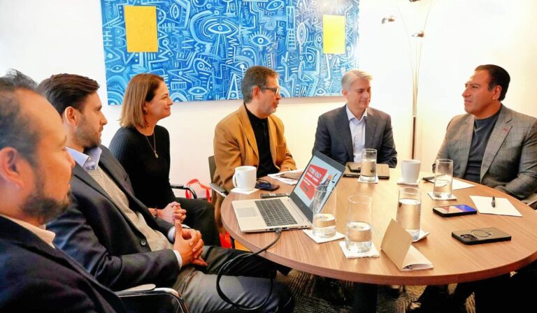 Eduardo Ramírez se reunió con directivos de Coca-Cola FEMSA