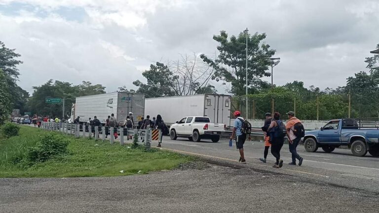 Impiden a migrantes dormir en domo de Huixtla