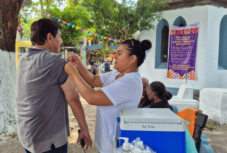 Instaló IMSS Chiapas puestos de vacunación en panteones