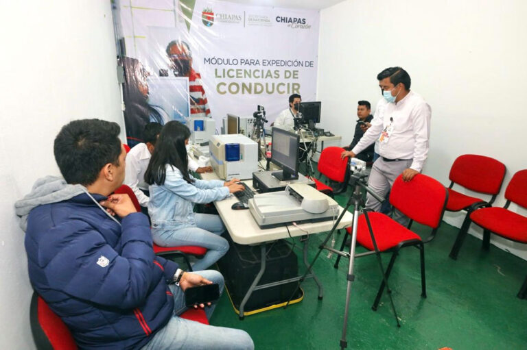 Módulo para obtener licencias de conducir, en la Feria Chiapas 2024