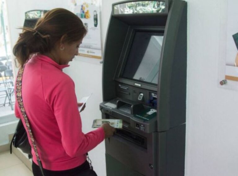 Si tus apellidos inician con las letras P y Q, hoy te toca cobrar la pensión del Bienestar