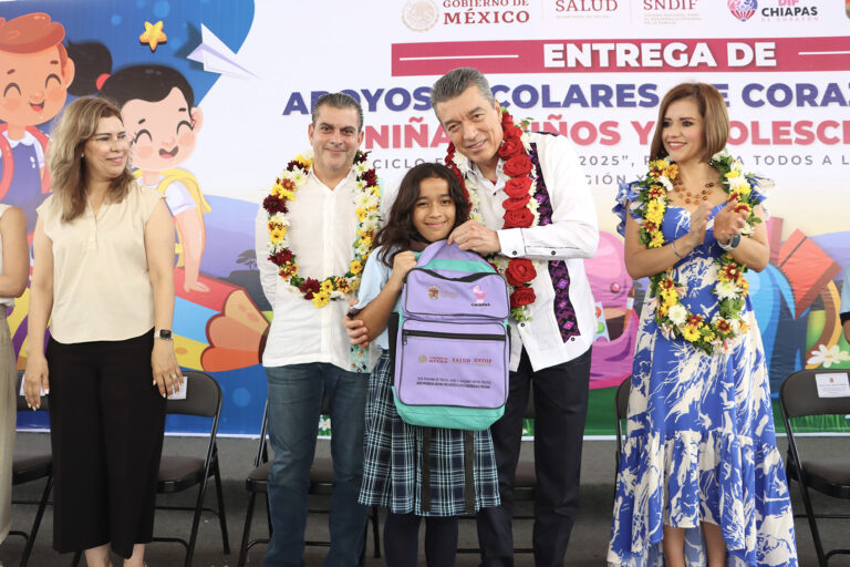 Rutilio Escandón entrega Apoyos Escolares de Corazón a estudiantes de la Región Soconusco