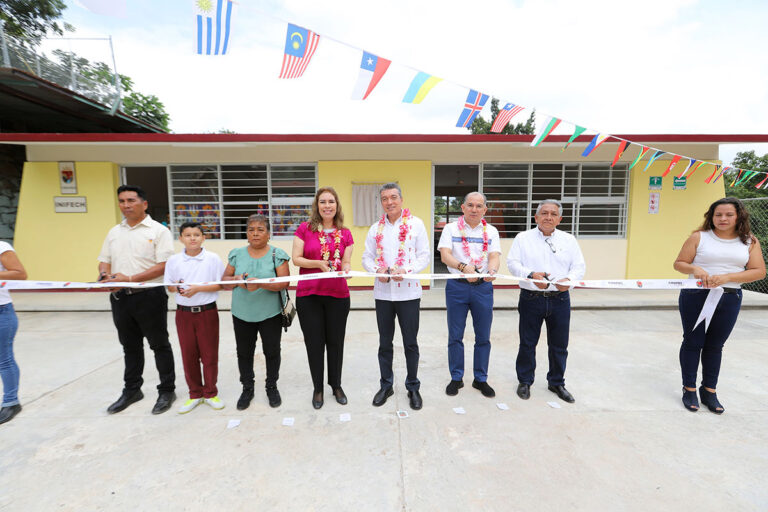 Rutilio Escandón inaugura aulas en la Escuela Primaria Salvador Urbina, en Tuxtla Gutiérrez