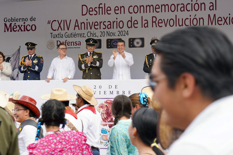 Rutilio Escandón presencia desfile cívico por el 114 Aniversario del inicio de la Revolución Mexicana