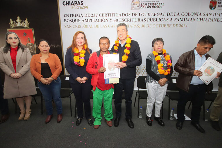 Entrega Rutilio Escandón certificados de lote legal y escrituras a familias de diferentes municipios