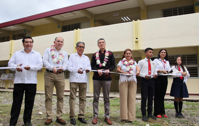 En Huehuetán, Rutilio Escandón inauguró espacios educativos del Cecyte Plantel 47