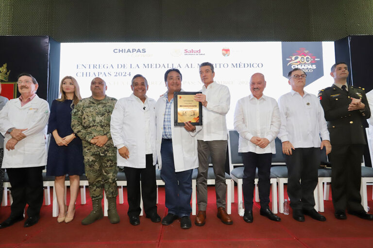 Entrega Rutilio Escandón Medalla al Mérito Médico Chiapas 2024 al doctor Jesús Sepúlveda Delgado