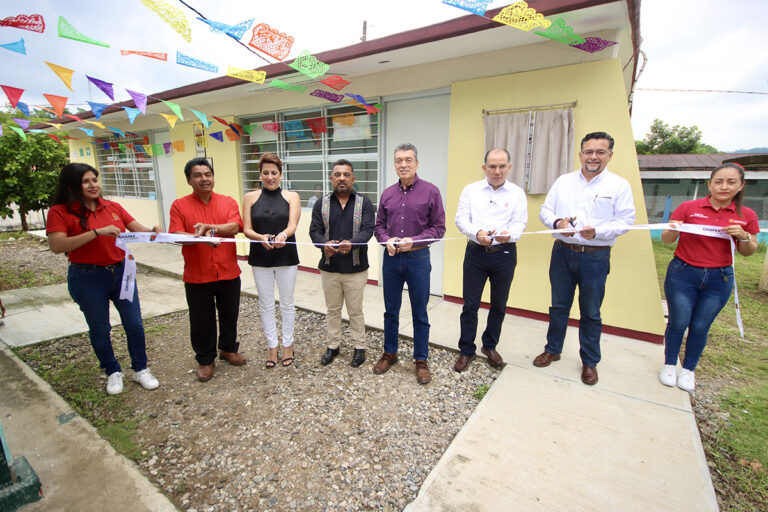 En Mezcalapa, inaugura Rutilio Escandón obras de infraestructura educativa y de recreación