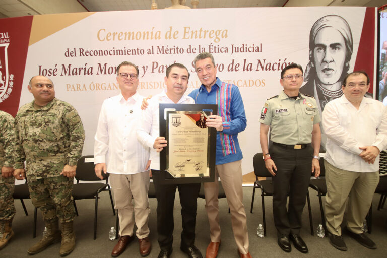 Entrega Rutilio Escandón reconocimiento al Mérito de la Ética Judicial, José María Morelos y Pavón, Siervo de la Nación 2024