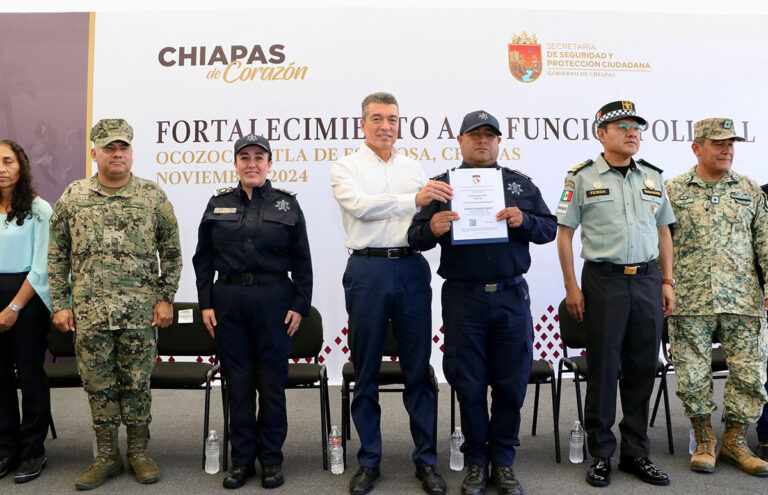 Rutilio Escandón entrega uniformes, equipo, reconocimientos y certificados a policías