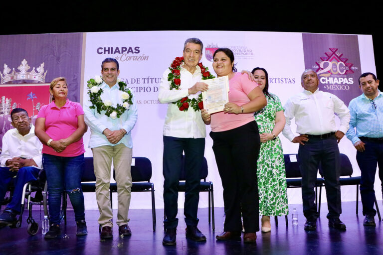 Rutilio Escandón entrega títulos de concesión a transportistas de Tapachula