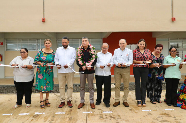 Rutilio Escandón entrega edificios de la Escuela Superior de Trabajo Social, en Tuxtla Chico