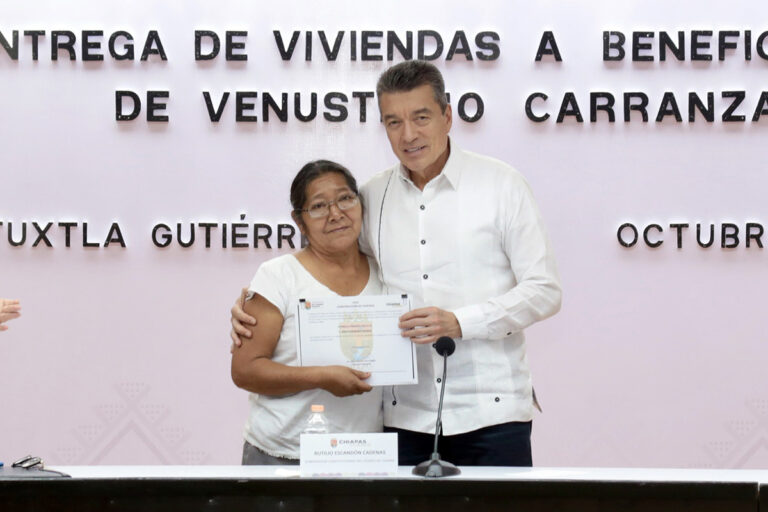 Entrega Rutilio Escandón viviendas a familias del municipio de Venustiano Carranza