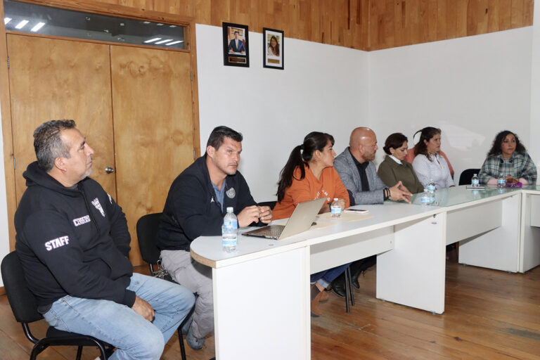 Se avanza en las mesas de diálogo sobre el campo de futbol americano