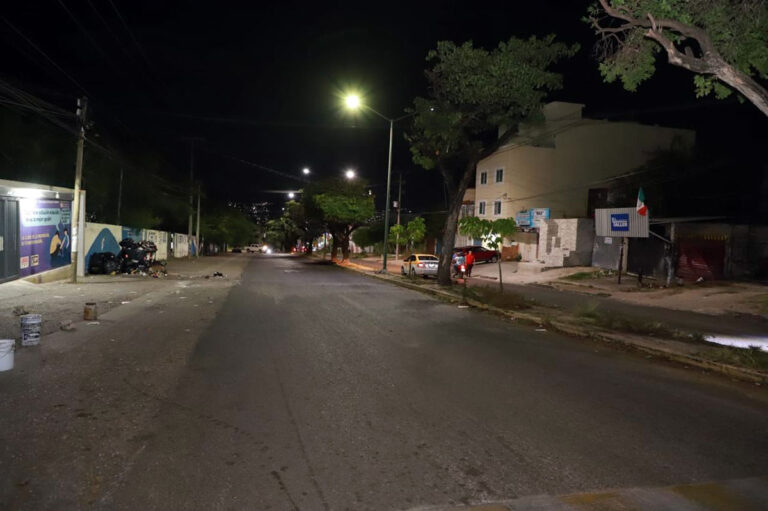 Reactiva alumbrado público Ángel Torres en colonia Las Águilas