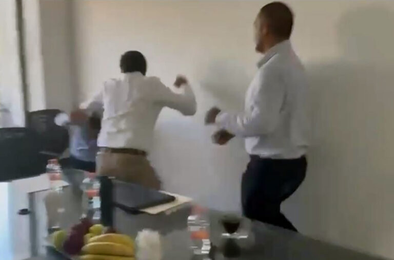 Ismael Brito vs Zeteno protagonizan una vergonzosa riña en el Congreso del Estado