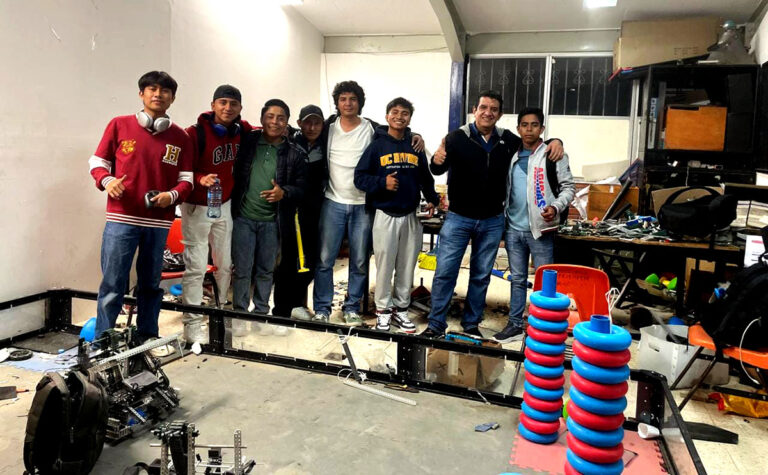 Estudiantes del CECyT 04 de Jitotol, rumbo a campeonato internacional de robótica