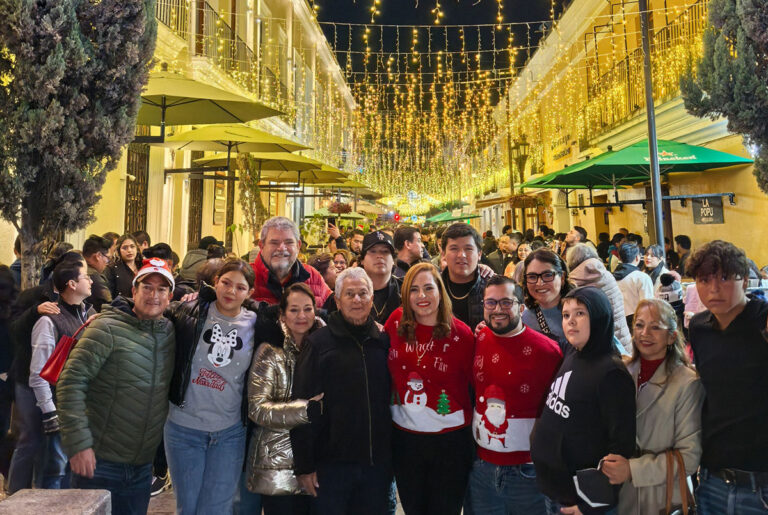 Miles de personas presencian encendido de luces navideñas en San Cristóbal