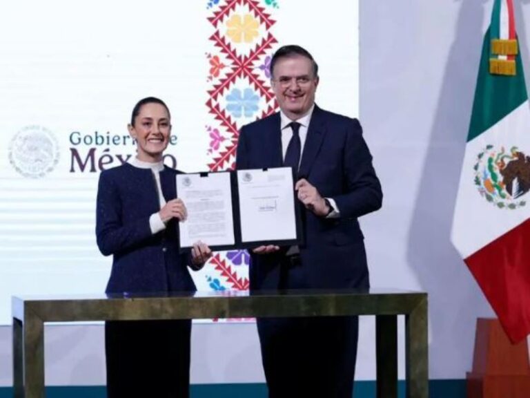 Sheinbaum firma decreto para proteger a la industria textil del país