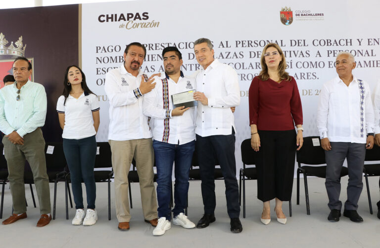 Rutilio Escandón entrega nombramientos de plazas definitivas, pago de prestaciones y equipamiento
