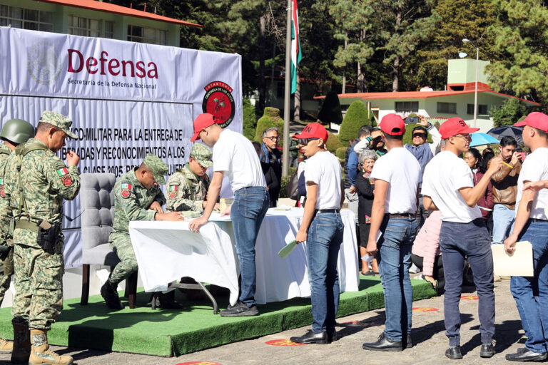 Atestigua regidora Roxana Ramos la entrega de Cartillas Militares