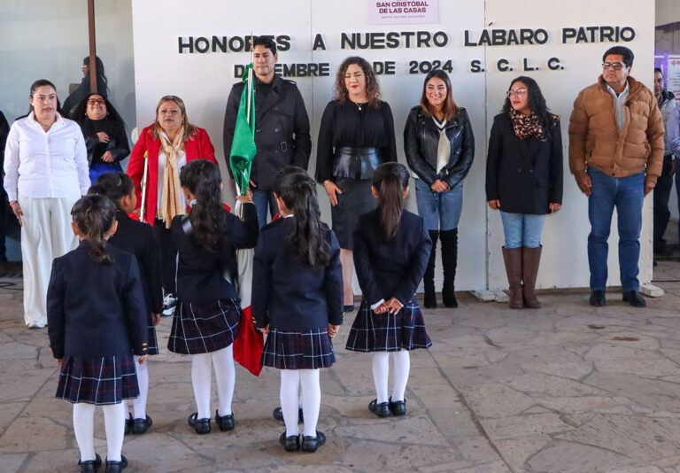 Ayuntamiento de SCLC rinde honores a los lábaros patrios