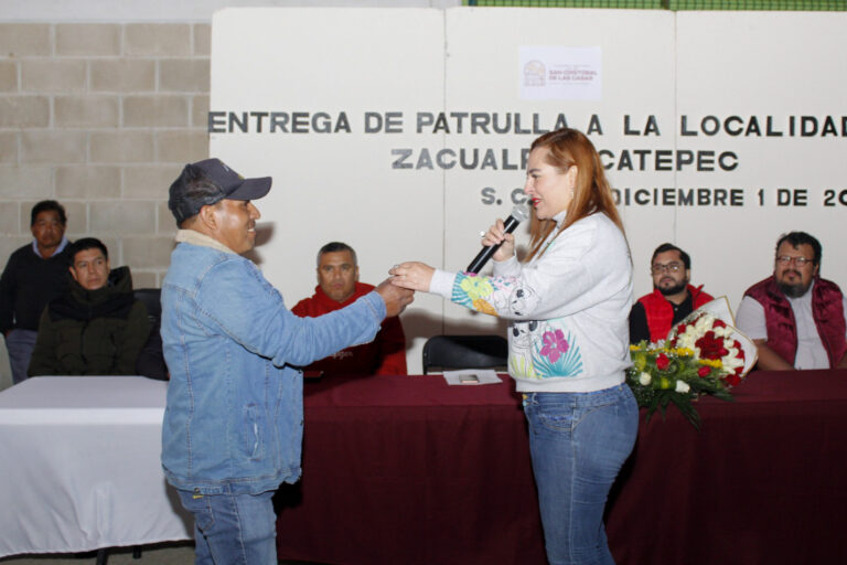 Entrega Fabiola Ricci una patrulla a la localidad de Zacualpa Ecatepec para fortalecer la seguridad