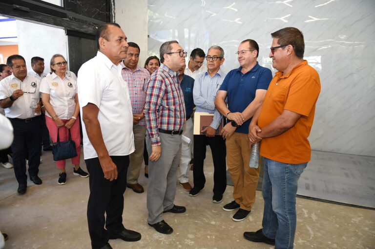 Rector de la UNACH recorre instalaciones del Aula Digital Inmersiva que se construye en el Campus Tapachula